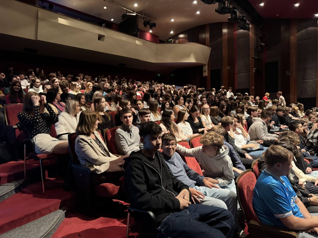 Angol színházi előadáson jártunk IMG