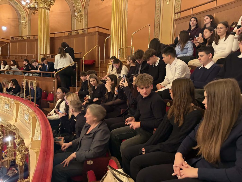 opera (16) Opera (16)